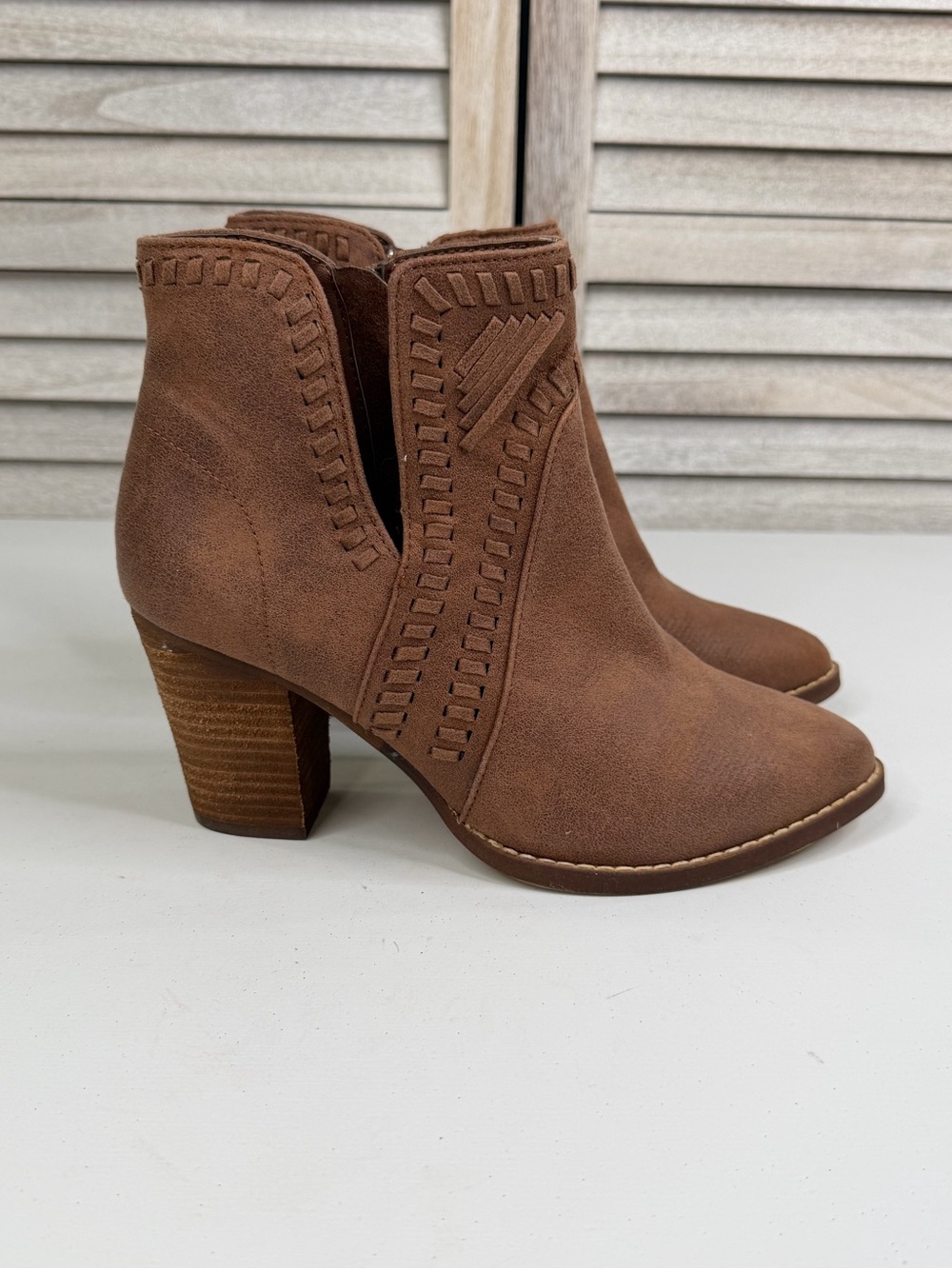 ZIGI SOHO Women's "Halyn" Brown Western Whipstitch Pointed Toe Ankle Boots-8